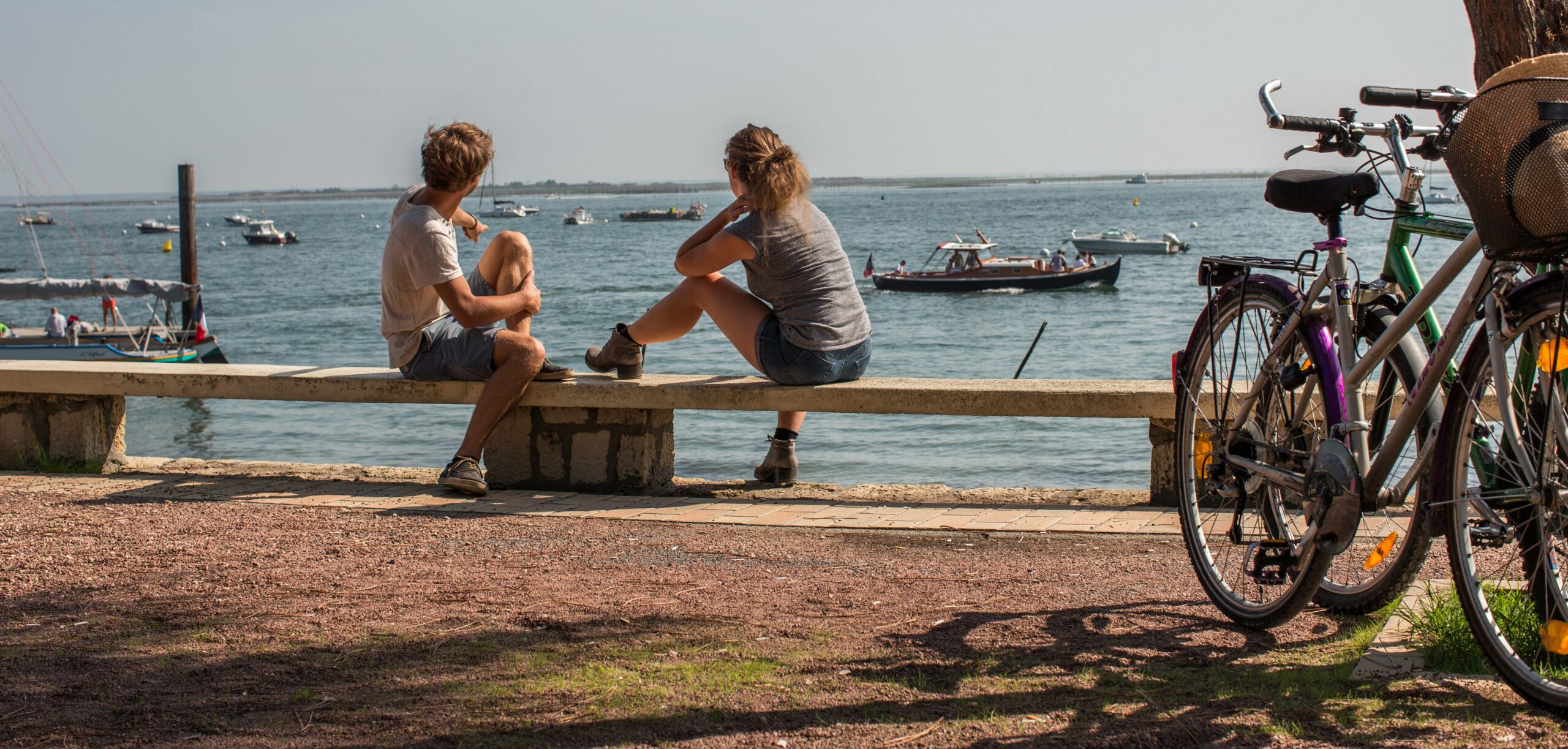 Jeunes assis devant le Bassin d'Arcachon, avec Vélo - Futur - Bandeau page HEADER HOME COBAN + page PUBLICATIONS