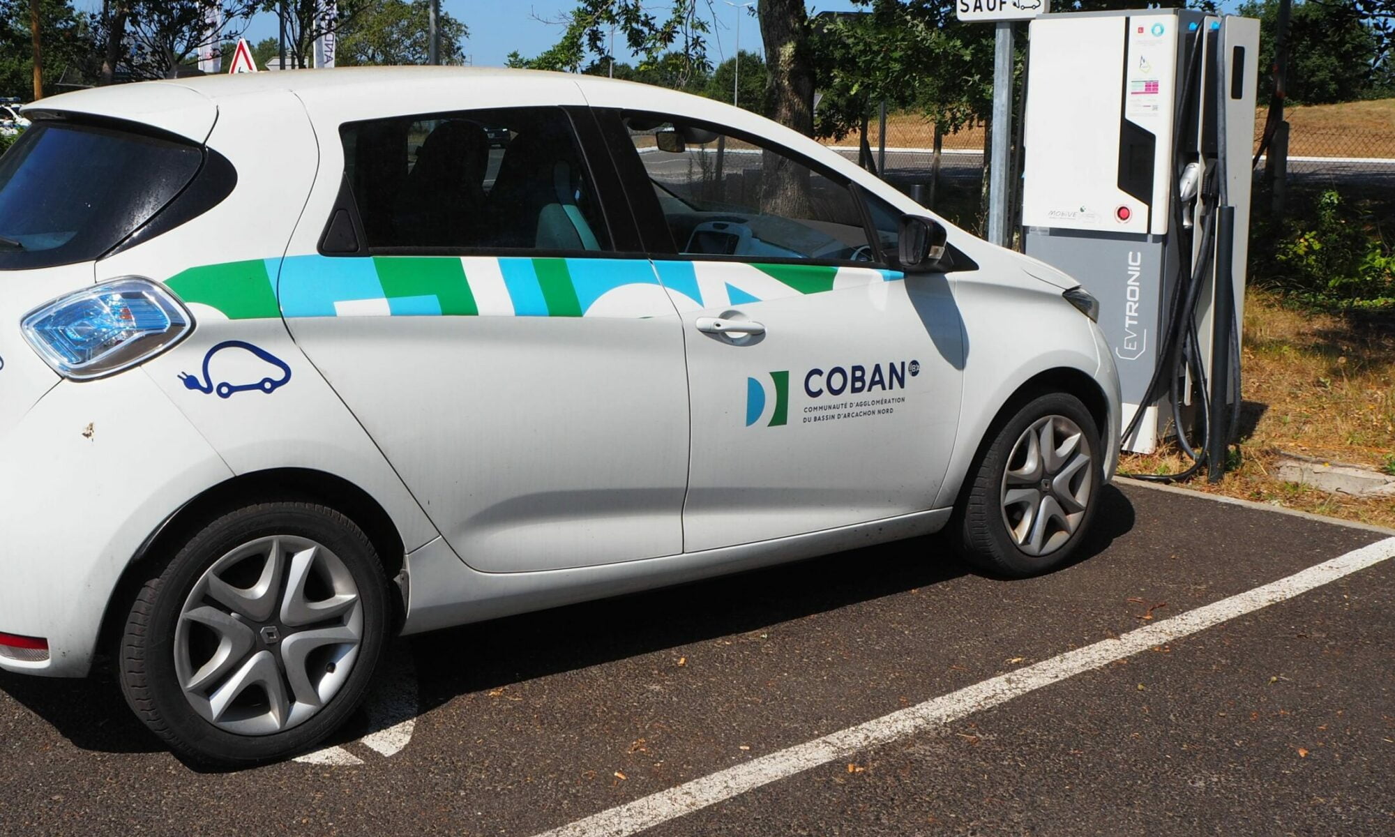Véhicule électrique COBAN devant borne de recharge BRVE - Bandeau Page
