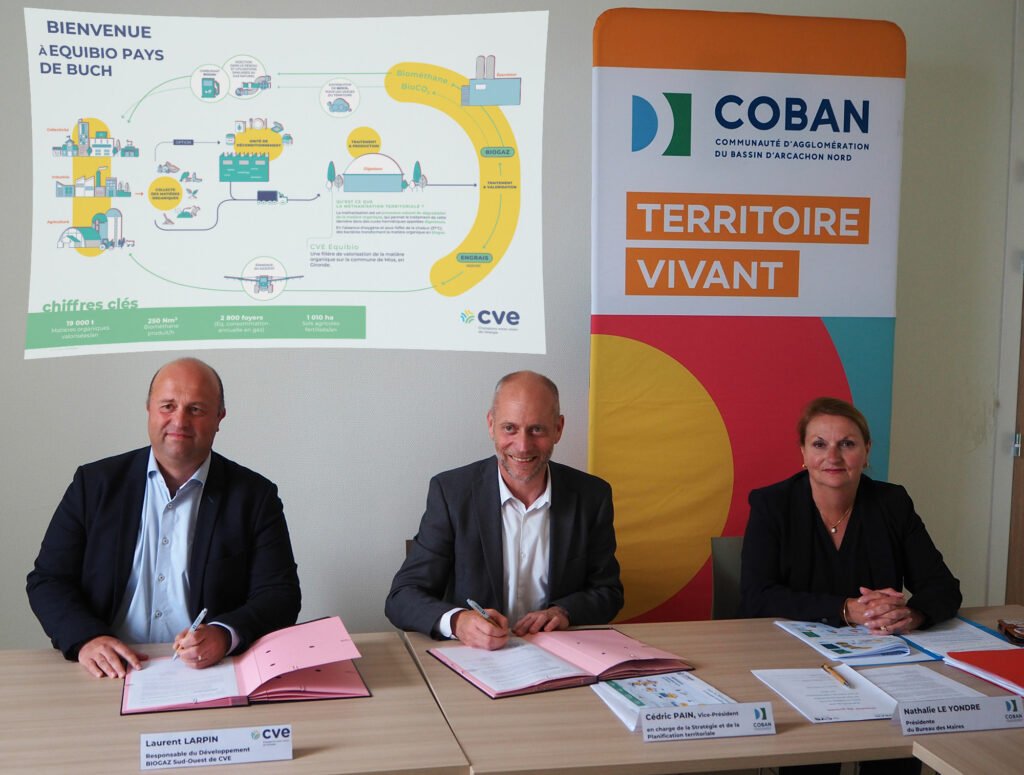 Signature du bail pour la construction réalisation de l'unité de méthanisation à Mios entre Cédric PAIN de la COBAN et Laurent LARPIN de CVE, avec Nathalie LE YONDRE