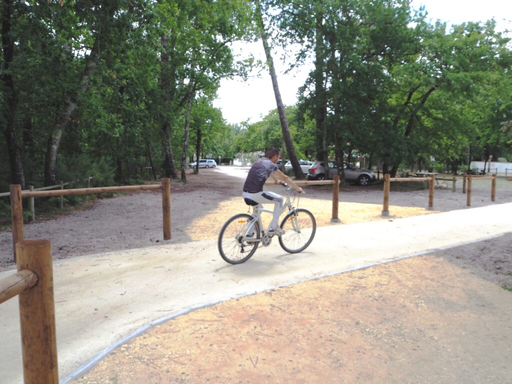 Piste liaison cyclable entre la Vélodyssée et le bassin de baignade Saint-Brice à Arès, le long du boulevard de l'Aérium et de l'allée de Charenton
