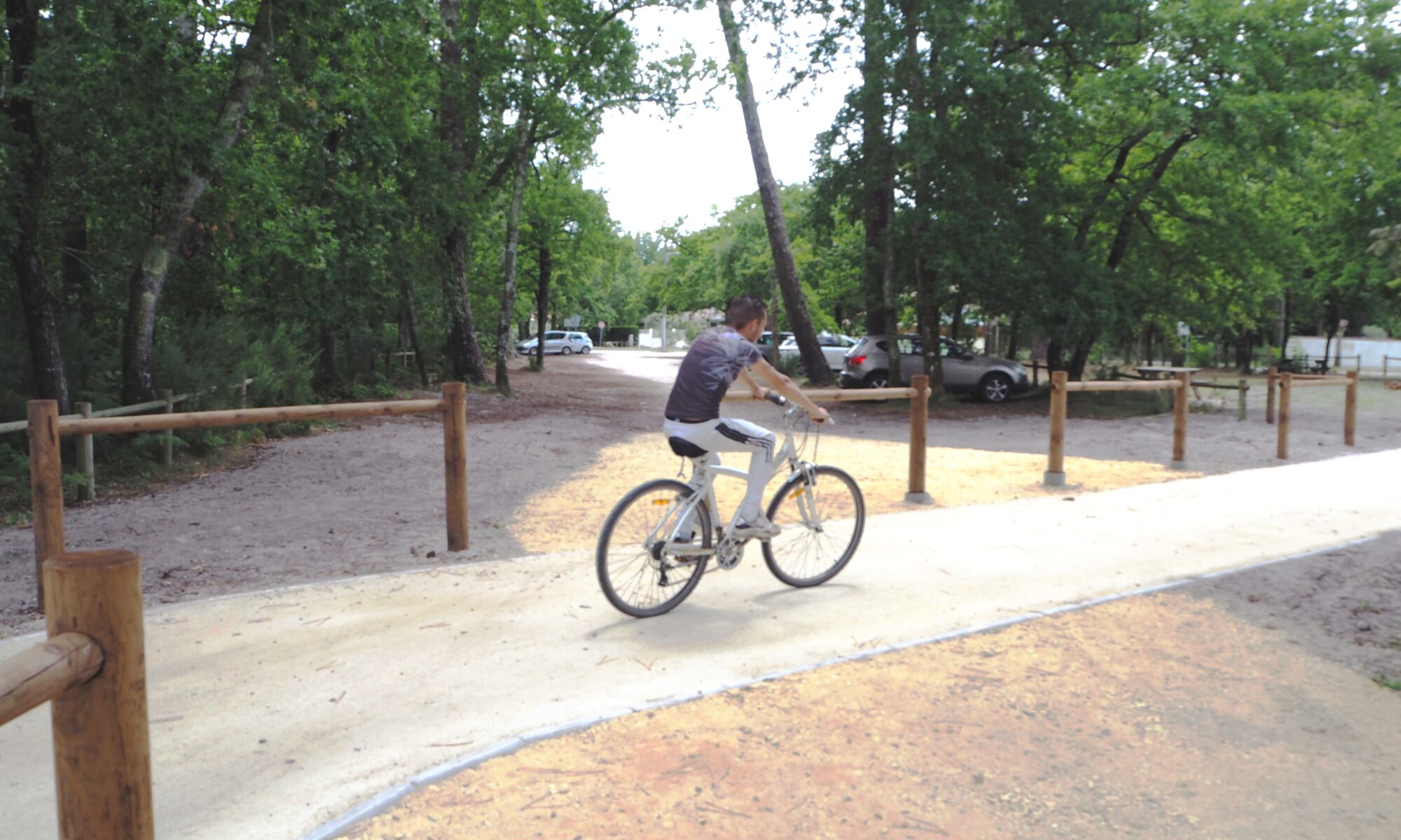 Piste liaison cyclable entre la Vélodyssée et le bassin de baignade Saint-Brice à Arès, le long du boulevard de l'Aérium et de l'allée de Charenton